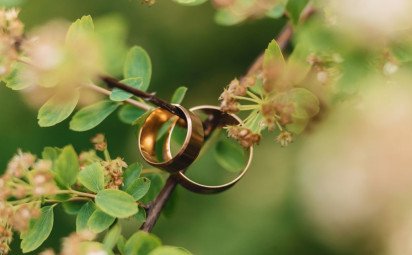 Spečaťte svoju lásku: Ako vybrať svadobné obrúčky na celý život