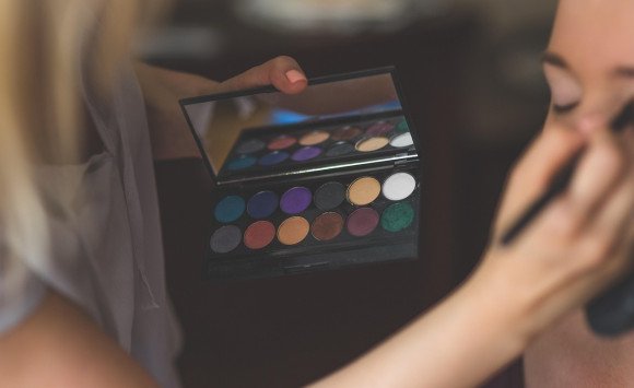 Ako vytvoriť denný a večerný make-up s jednou paletkou