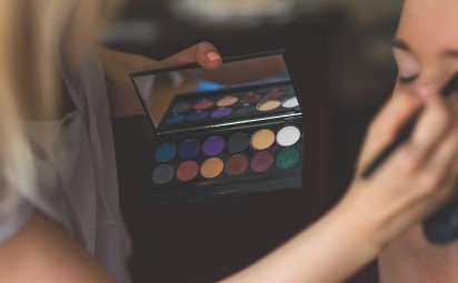 Ako vytvoriť denný a večerný make-up s jednou paletkou