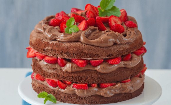 Čokoládová torta s jahodami