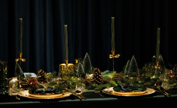 Vianoce podľa Silvie Škultéty: Zeleno-zlaté prestieranie, ktoré dýcha eleganciou