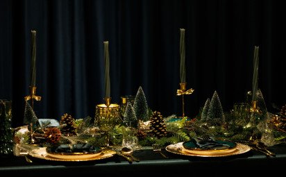 Vianoce podľa Silvie Škultéty: Zeleno-zlaté prestieranie, ktoré dýcha eleganciou