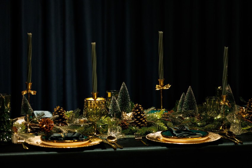 Vianoce podľa Silvie Škultéty: Zeleno-zlaté prestieranie, ktoré dýcha eleganciou