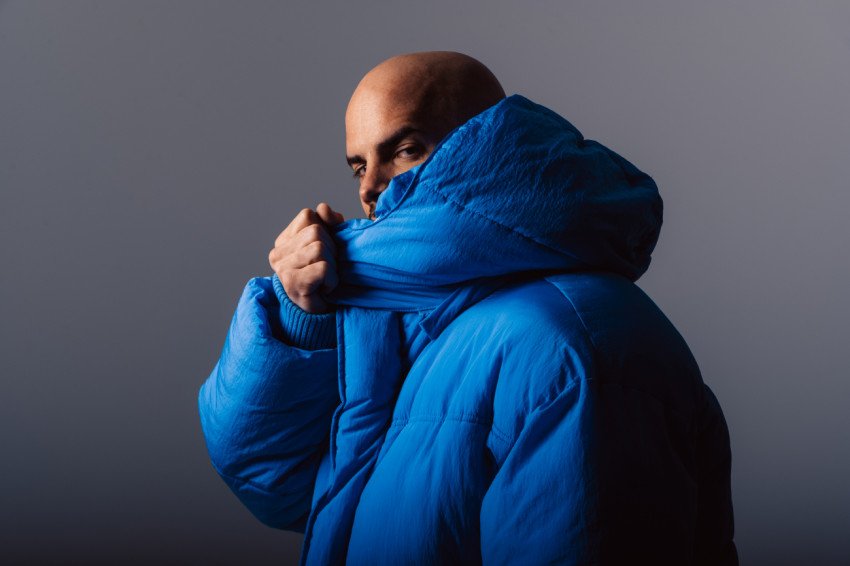 Majself prichádza s prvou spievanou baladou SOM OKAY