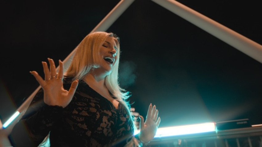 Nespútaná a vášnivá! Speváčka Gulliett predstavuje nový singel „Výhra“