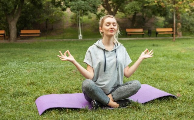 Meditácia pod holým nebom: Hlbšie spojenie so sebou a rytmom prírody