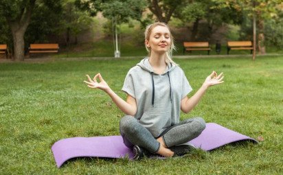 Meditácia pod holým nebom: Hlbšie spojenie so sebou a rytmom prírody