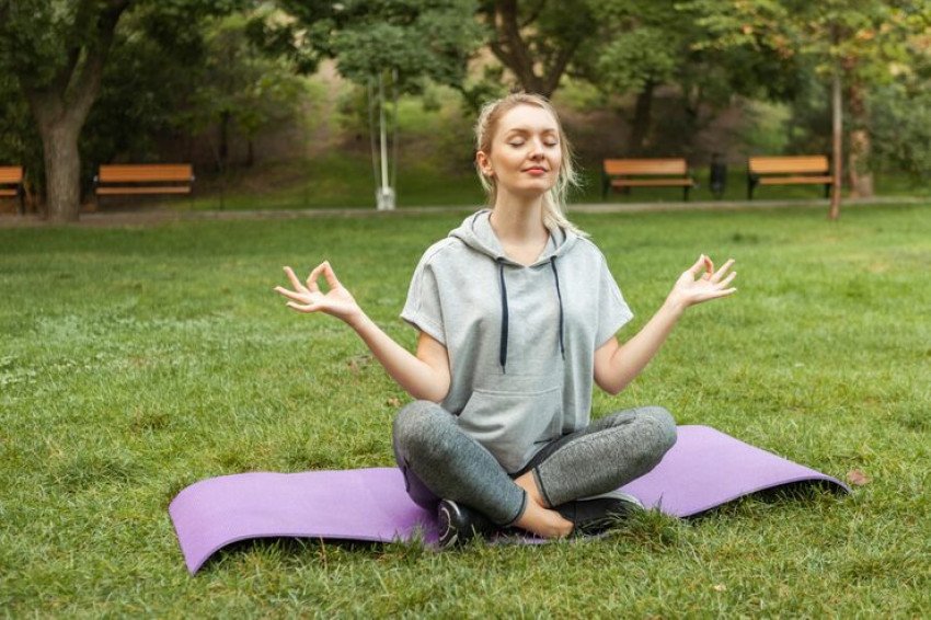 Meditácia pod holým nebom: Hlbšie spojenie so sebou a rytmom prírody