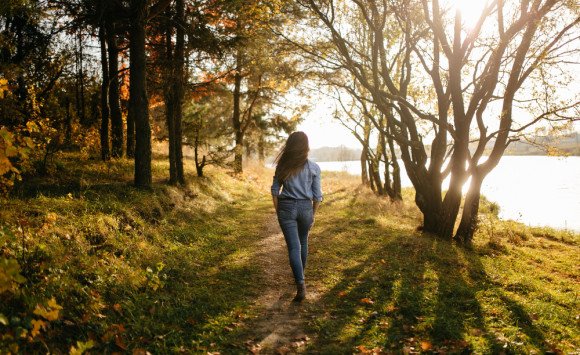 Ranné prechádzky pri speve vtákov: Tichý rituál spoznávania prírody aj seba