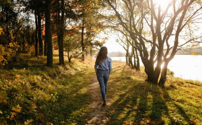 Ranné prechádzky pri speve vtákov: Tichý rituál spoznávania prírody aj seba