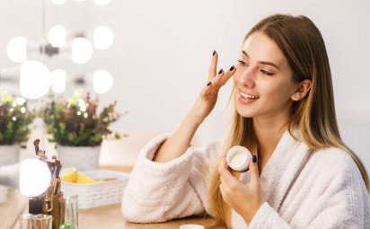 Mladistvý vzhľad bez plastiky: zväčšenie pier, lifting tváre