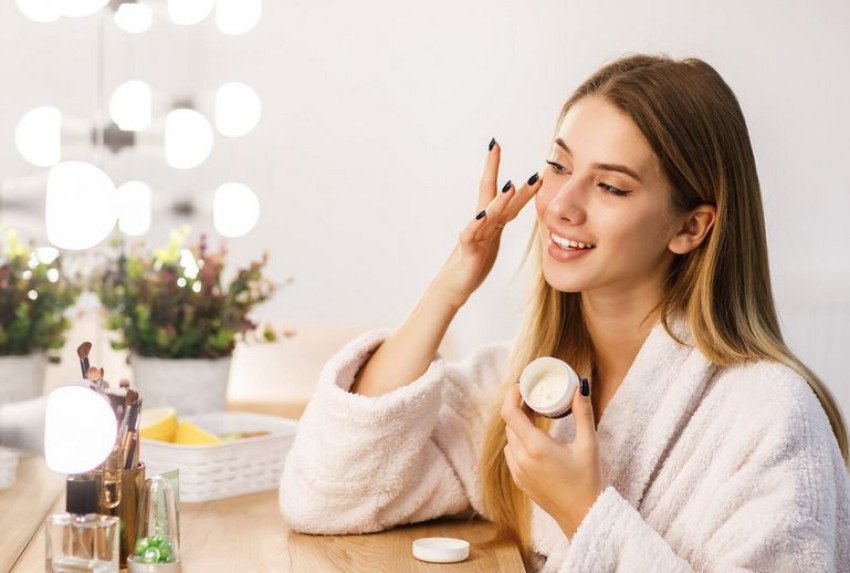 Mladistvý vzhľad bez plastiky: zväčšenie pier, lifting tváre