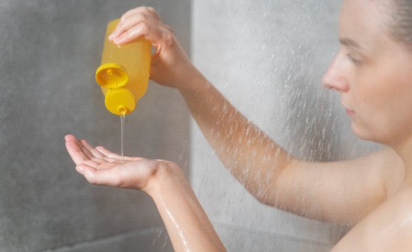 Príliš časté sprchovanie môže pokožke uškodiť - kde je hranica?