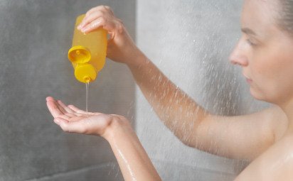 Príliš časté sprchovanie môže pokožke uškodiť - kde je hranica?