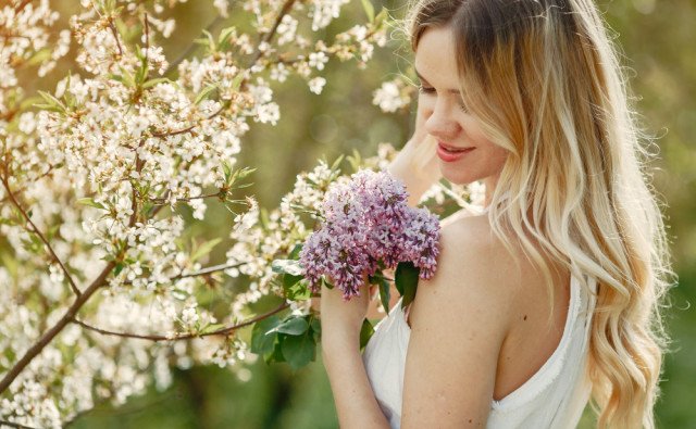 Prirodzený a zdravý look pleti je trendom jari 2026. Ako rozžiariť svoju pleť?