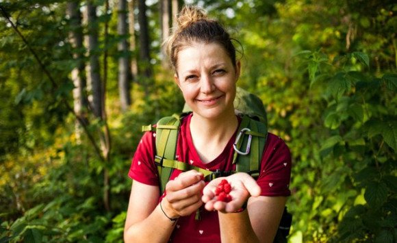 Zbieranie lesných plodov: Čo zbierať, čomu sa vyhnúť a ako si užiť les bezpečne