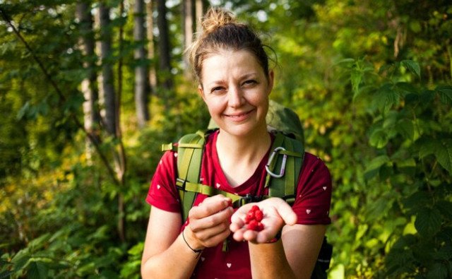 Zbieranie lesných plodov: Čo zbierať, čomu sa vyhnúť a ako si užiť les bezpečne