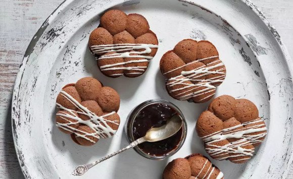 Kakaové kvietky se svetlou polevou