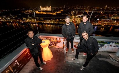 The Crownies pália podlahu singlom Burning Floor s hercami Divadla Na TrakOch