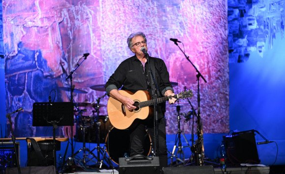 Pavol Hammel vracia „Hráča“ do hry: Legendárna skladba ožíva v novom klipe aj na koncertoch