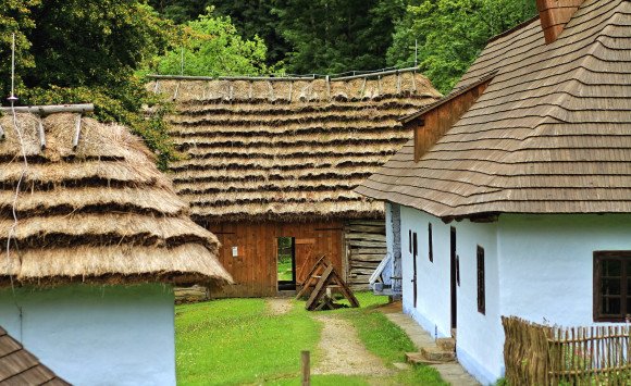 Skanzeny a drevené chrámy na severovýchode Slovenska sa otvárajú
