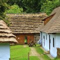 Skanzeny a drevené chrámy na severovýchode Slovenska sa otvárajú