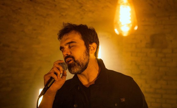 Kapela Dora spája ľudovú pieseň s rockom v novom klipe Keď mi prišla karta narukovať