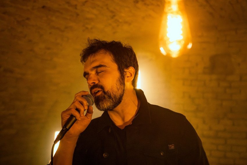 Kapela Dora spája ľudovú pieseň s rockom v novom klipe Keď mi prišla karta narukovať