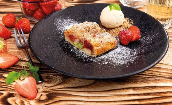 Závin s bielou špargľou a jahodami