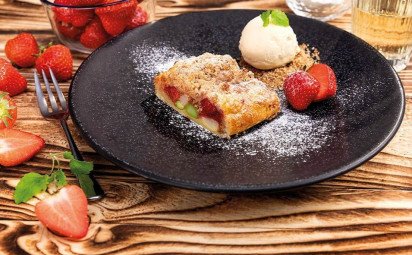 Závin s bielou špargľou a jahodami