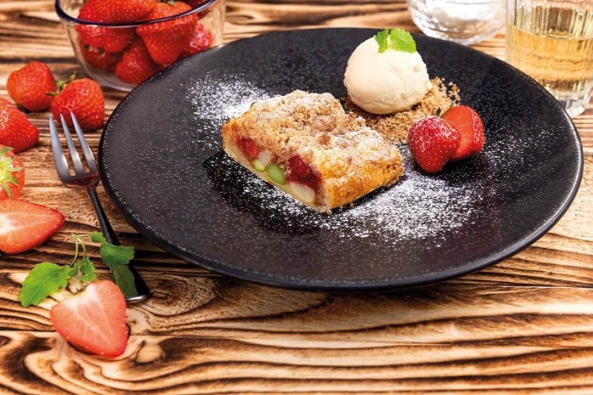 Závin s bielou špargľou a jahodami