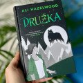 Vlkolaci, vampíri a zakázaná príťažlivosť. Družka od Ali Hazelwood vás pohltí