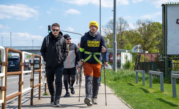 Otec prešiel pešo z Košíc do Bratislavy, aby zachránil svojho dvojročného syna