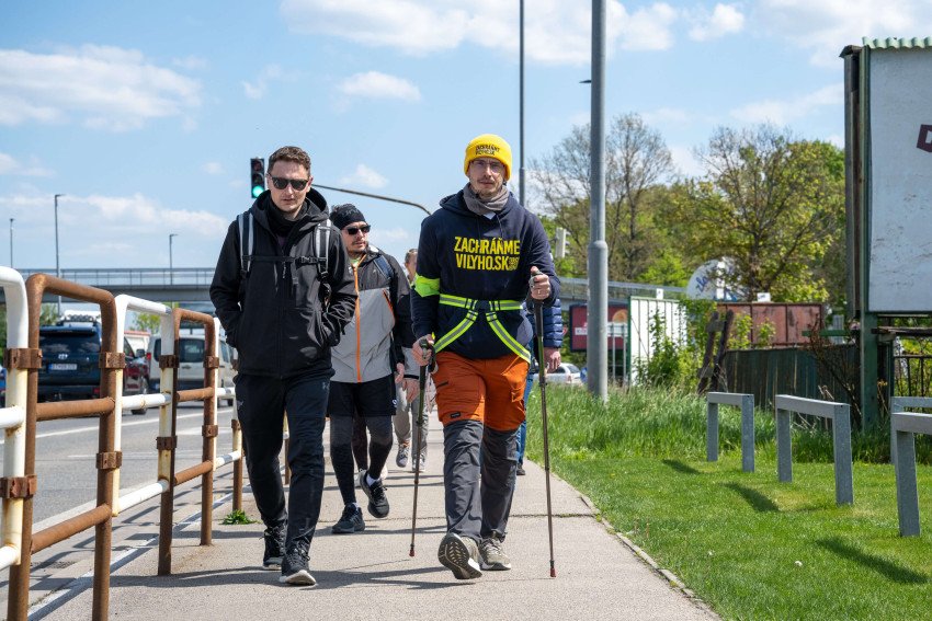 Otec prešiel pešo z Košíc do Bratislavy, aby zachránil svojho dvojročného syna