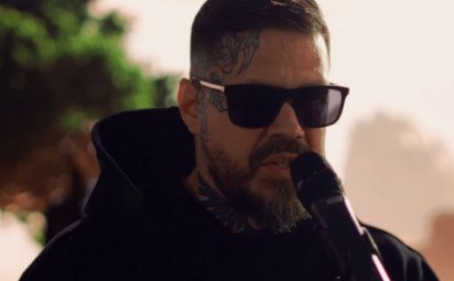 Momo šokoval fanúšikov: Z tvrdého rapera sa stal hlas viery.