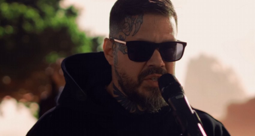 Momo šokoval fanúšikov: Z tvrdého rapera sa stal hlas viery.