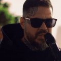 Momo šokoval fanúšikov: Z tvrdého rapera sa stal hlas viery.