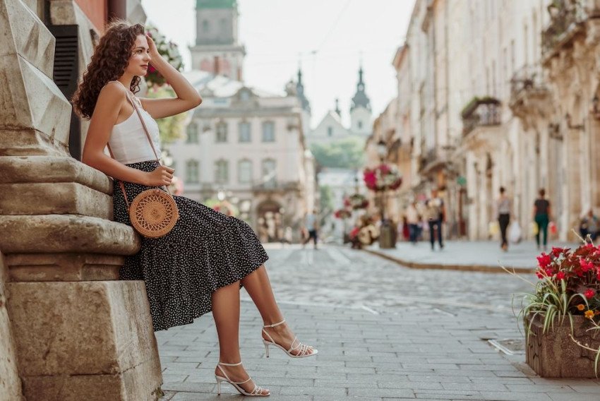 Čo si obliecť na letnú prechádzku a ako zladiť dámske sandále s letným outfitom?