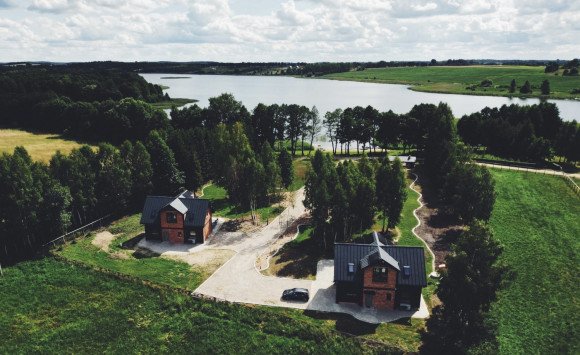Poľské pobrežie láka na biely piesok a severský glamping
