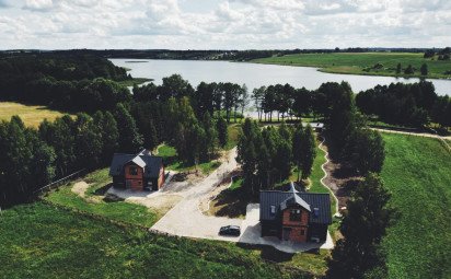 Poľské pobrežie láka na biely piesok a severský glamping