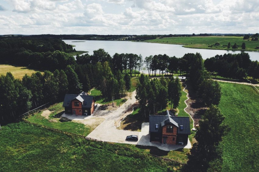 Poľské pobrežie láka na biely piesok a severský glamping
