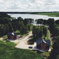 Poľské pobrežie láka na biely piesok a severský glamping