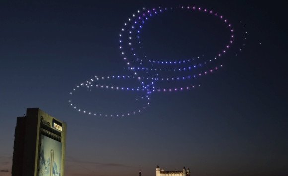 Samsung rozsvieti oblohu nad Bratislavou: Veľkolepá dronová show pripraví mesto na veľké odhalenie