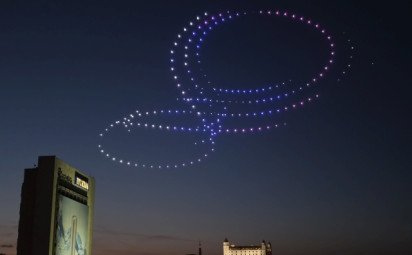 Samsung rozsvieti oblohu nad Bratislavou: Veľkolepá dronová show pripraví mesto na veľké odhalenie