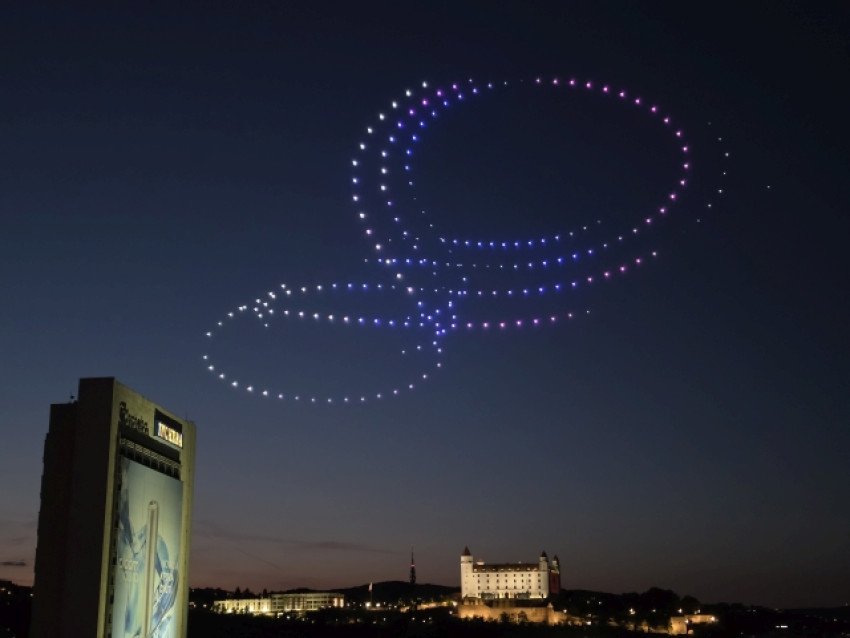 Samsung rozsvieti oblohu nad Bratislavou: Veľkolepá dronová show pripraví mesto na veľké odhalenie