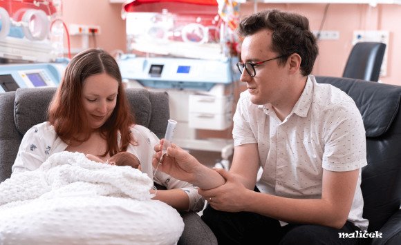 Kofeín v inkubátoroch lieči. Začína Kávička na malíčka
