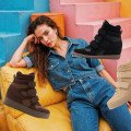Wedge sneakers sú späť! Ako nosiť tenisky na skrytom podpätku moderne?