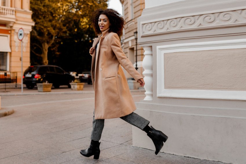 Jedna žena a dva svety: Jesenné členkové čižmy menia náladu celého outfitu