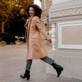 Jedna žena a dva svety: Jesenné členkové čižmy menia náladu celého outfitu